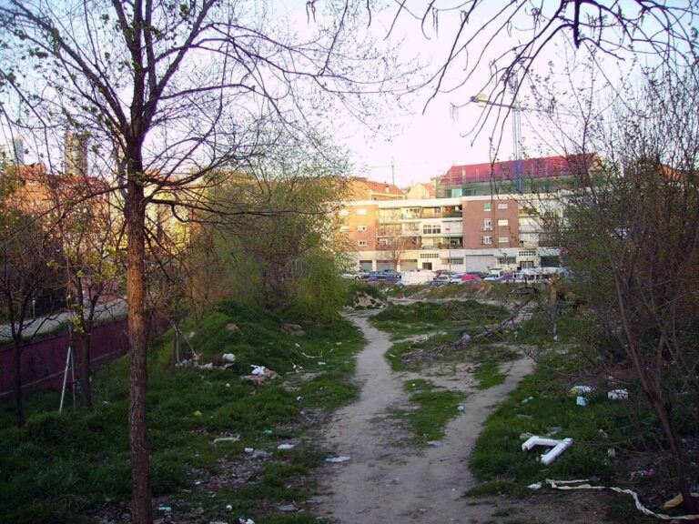 Solar Junto al Canal de Isabel II (CYII) - panoramio.jpg